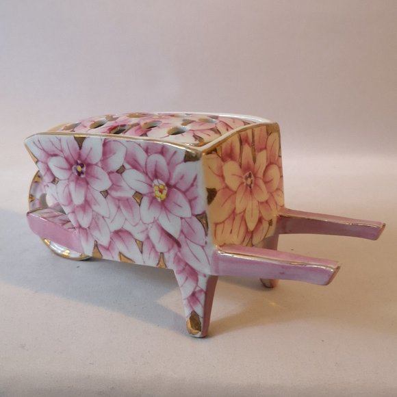 Vintage Ceramic Wheelbarrow Flower Frog, Pink Flowers w Gold Trim, Made in Japan - Picture 4 of 6